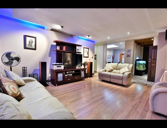 6 BEDROOM HOUSE FOR SALE IN GLENVISTA